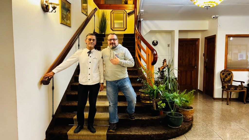 El restaurante del histórico Hotel Savoy, fundado en 1895, es un ícono de Punta Arenas donde generaciones de familias se han reunido por décadas. Con un ambiente cálido, platos tradicionales y un equipo de garzones de larga trayectoria, el Savoy no es solo un lugar para comer, sino un espacio donde se crea identidad y comunidad. Su servicio cercano y la calidad del hotel lo mantienen como un clásico indiscutido de la ciudad.